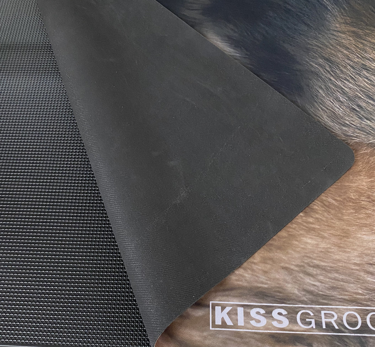 พรมปูโต๊ะกันลื่น Kiss Grooming ขนาด 60 x 40 cm. สีฟ้า